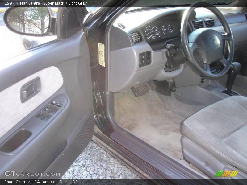 Super Black / Light Gray 1997 Nissan Sentra