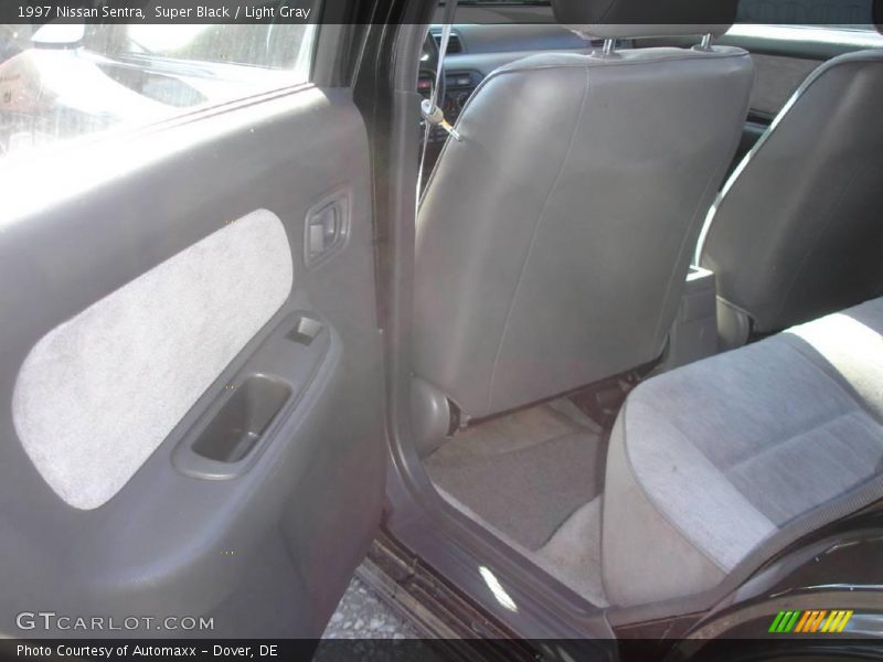 Super Black / Light Gray 1997 Nissan Sentra