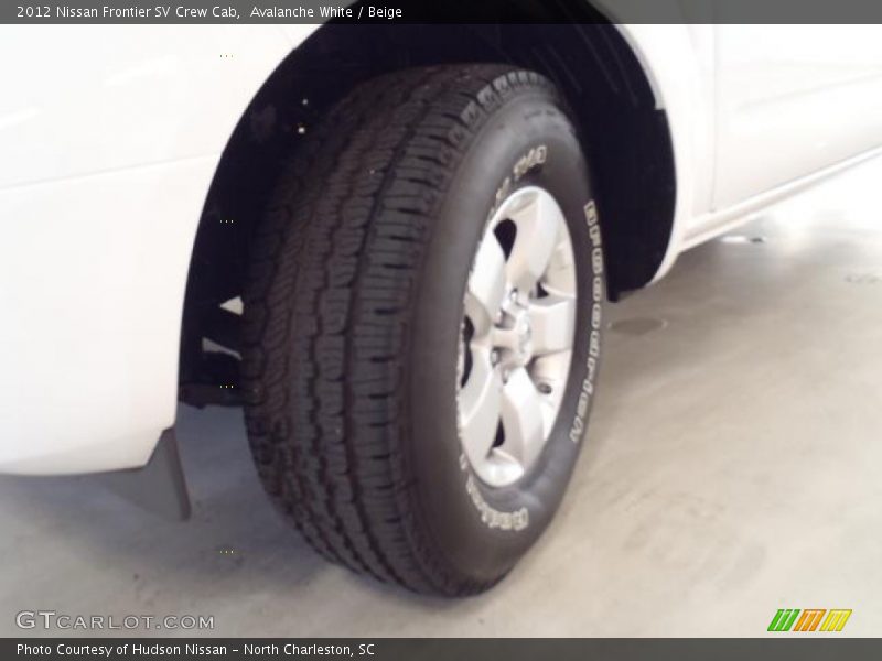 Avalanche White / Beige 2012 Nissan Frontier SV Crew Cab