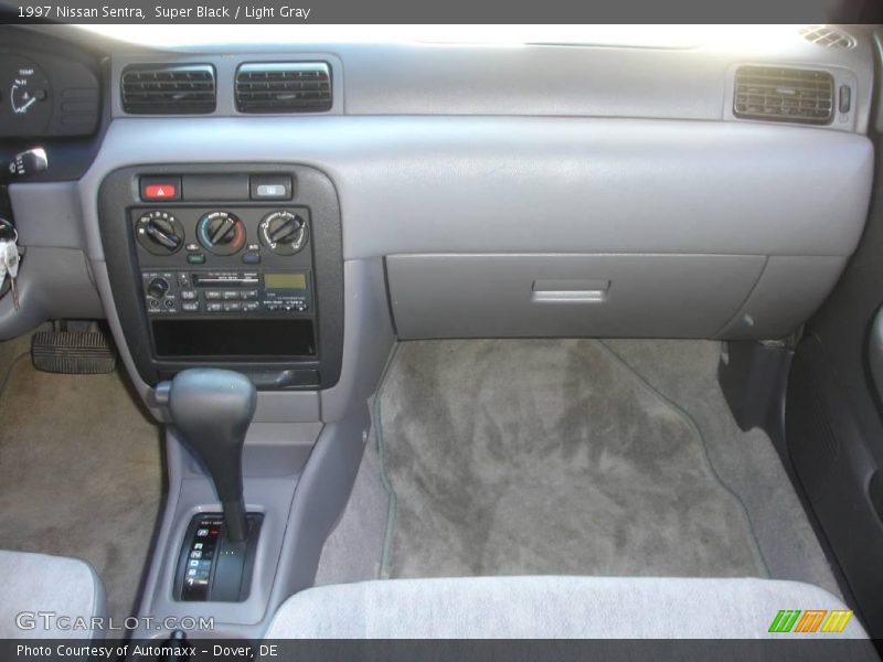 Super Black / Light Gray 1997 Nissan Sentra