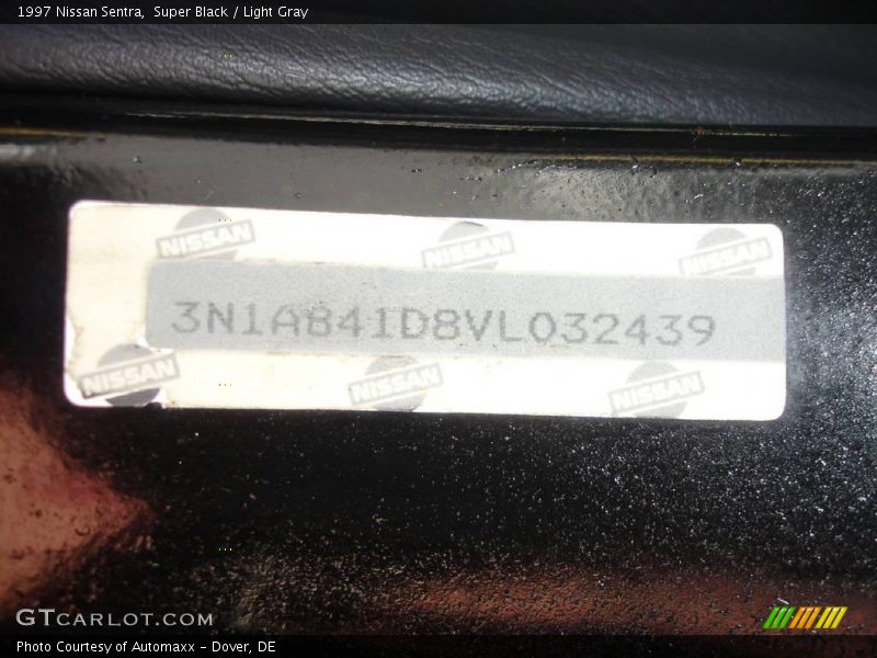 Super Black / Light Gray 1997 Nissan Sentra
