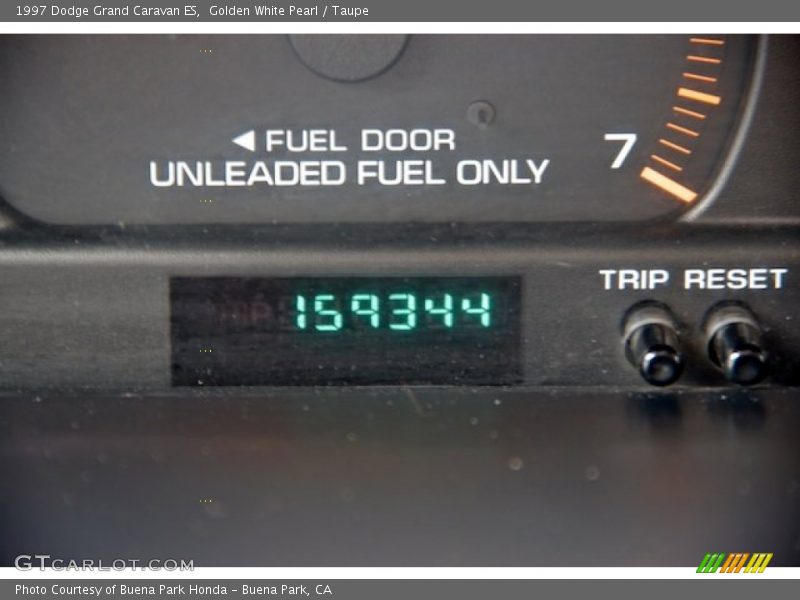 Golden White Pearl / Taupe 1997 Dodge Grand Caravan ES