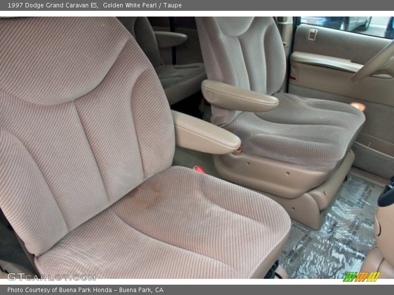 Golden White Pearl / Taupe 1997 Dodge Grand Caravan ES