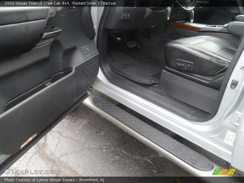 Radiant Silver / Charcoal 2009 Nissan Titan LE Crew Cab 4x4