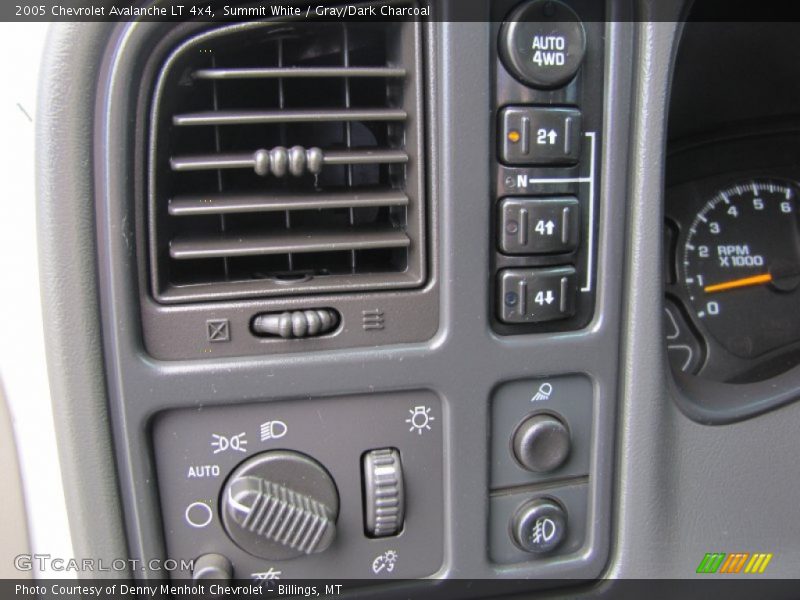 Summit White / Gray/Dark Charcoal 2005 Chevrolet Avalanche LT 4x4