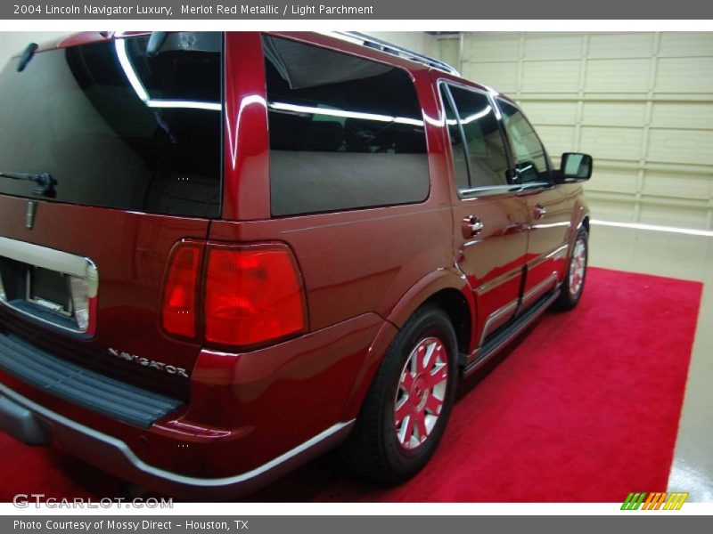 Merlot Red Metallic / Light Parchment 2004 Lincoln Navigator Luxury