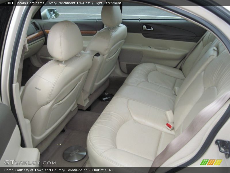 Ivory Parchment Tri-Coat / Light Parchment 2001 Lincoln Continental