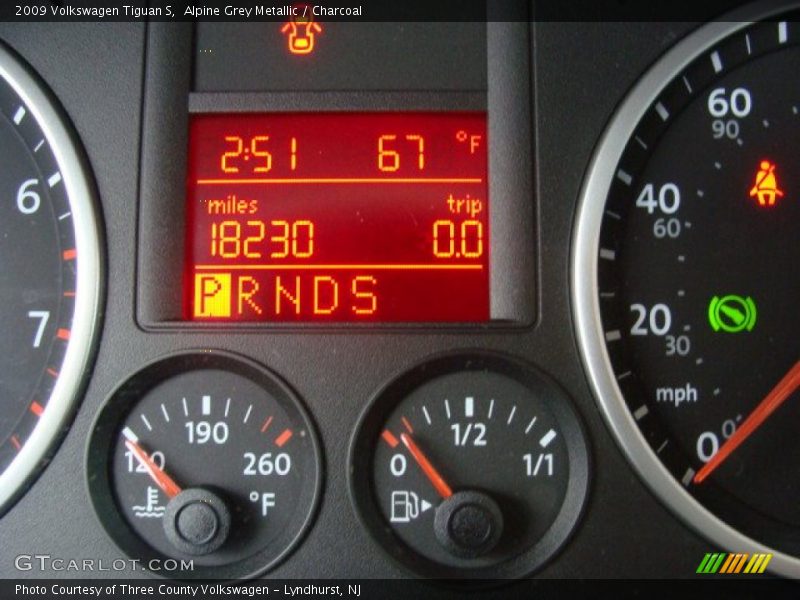 Alpine Grey Metallic / Charcoal 2009 Volkswagen Tiguan S