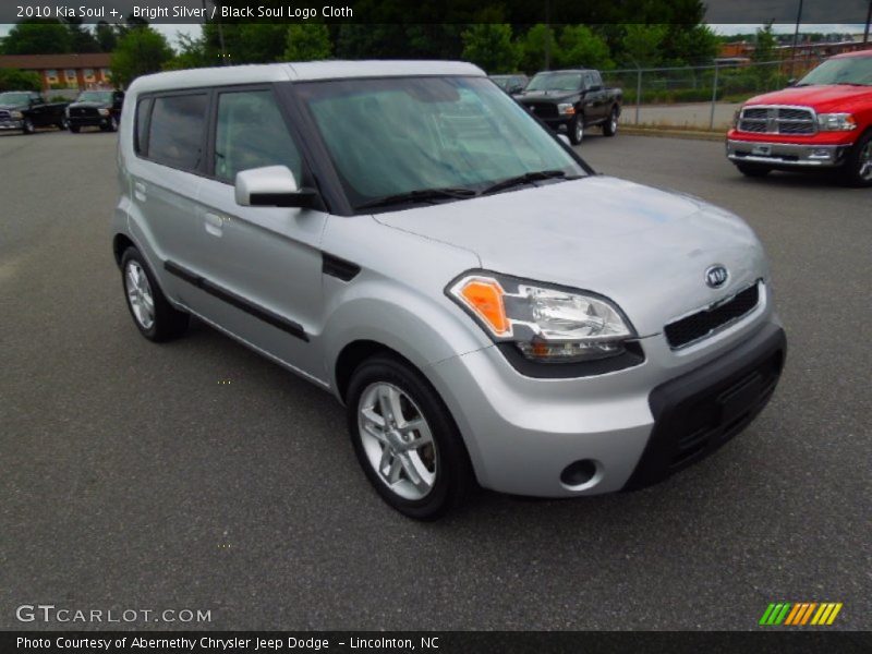 Front 3/4 View of 2010 Soul +