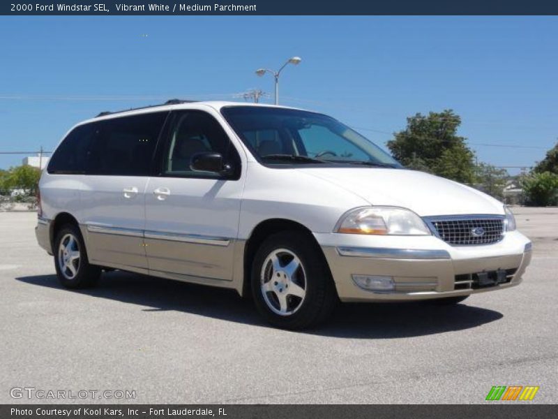 Front 3/4 View of 2000 Windstar SEL