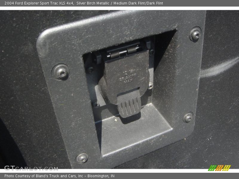 Silver Birch Metallic / Medium Dark Flint/Dark Flint 2004 Ford Explorer Sport Trac XLS 4x4