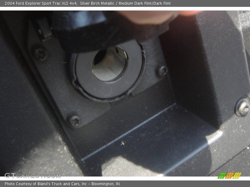 Silver Birch Metallic / Medium Dark Flint/Dark Flint 2004 Ford Explorer Sport Trac XLS 4x4