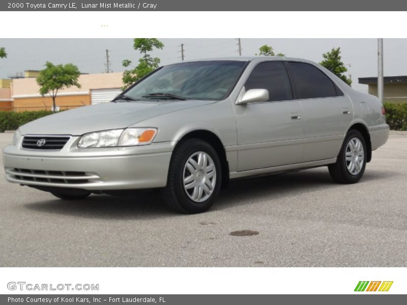 Front 3/4 View of 2000 Camry LE