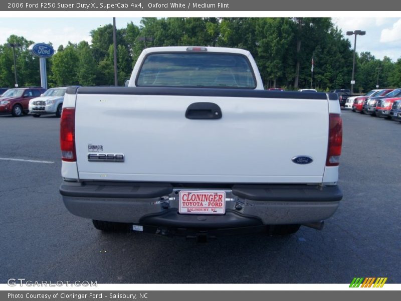 Oxford White / Medium Flint 2006 Ford F250 Super Duty XL SuperCab 4x4