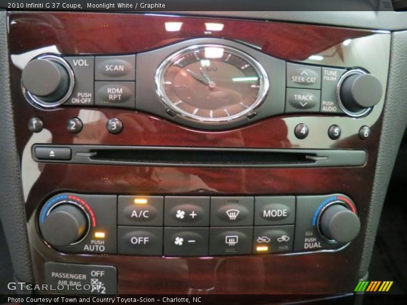 Controls of 2010 G 37 Coupe