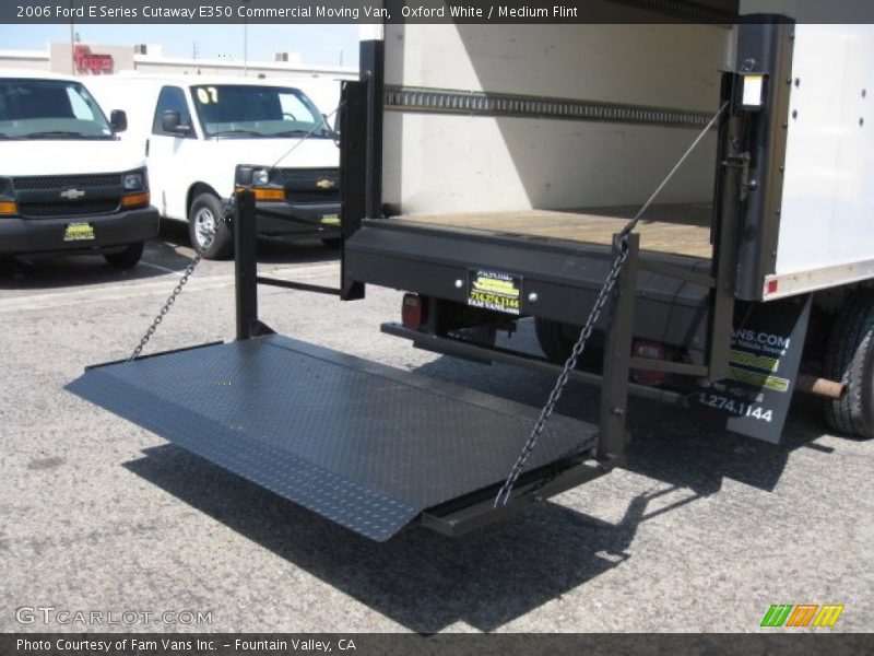 Oxford White / Medium Flint 2006 Ford E Series Cutaway E350 Commercial Moving Van