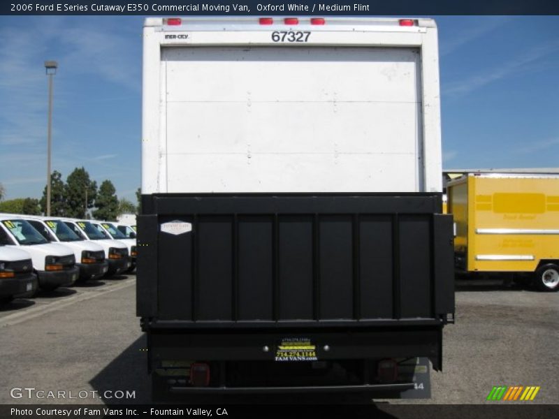 Oxford White / Medium Flint 2006 Ford E Series Cutaway E350 Commercial Moving Van