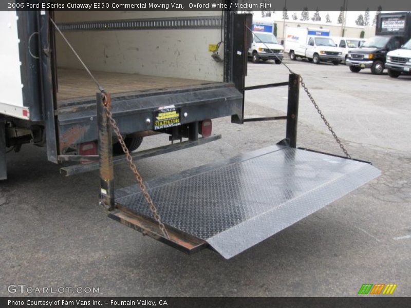 Oxford White / Medium Flint 2006 Ford E Series Cutaway E350 Commercial Moving Van
