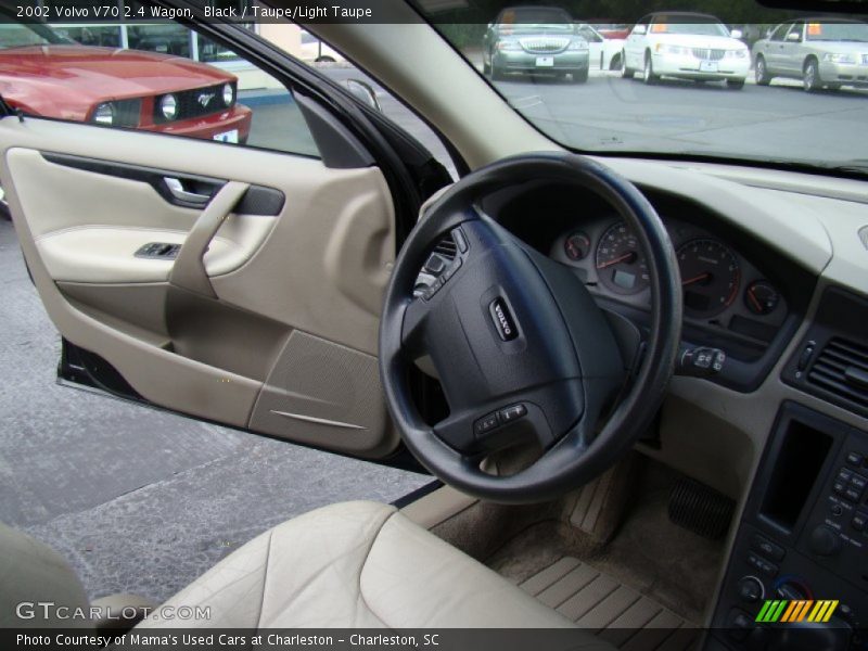 Black / Taupe/Light Taupe 2002 Volvo V70 2.4 Wagon