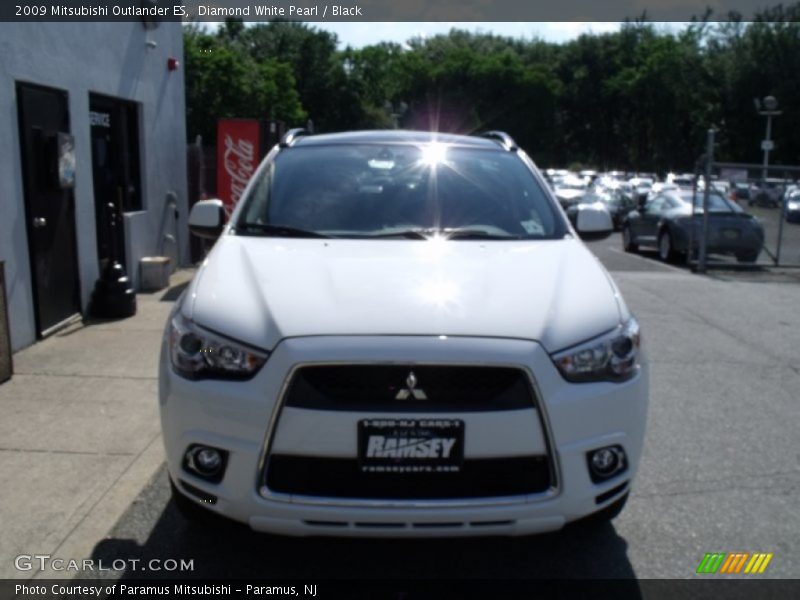Diamond White Pearl / Black 2009 Mitsubishi Outlander ES