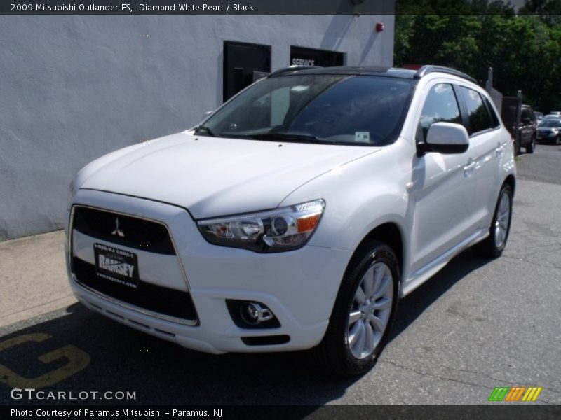 Diamond White Pearl / Black 2009 Mitsubishi Outlander ES