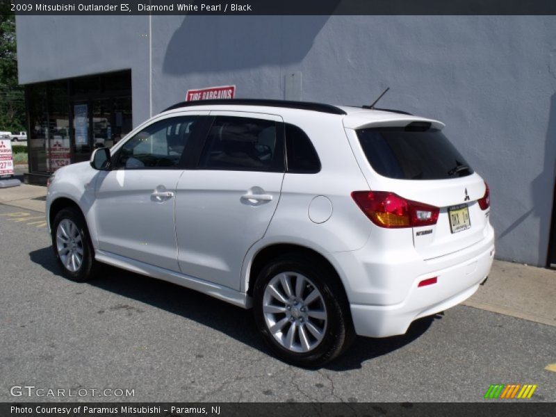 Diamond White Pearl / Black 2009 Mitsubishi Outlander ES