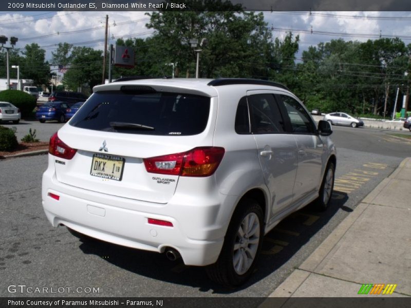 Diamond White Pearl / Black 2009 Mitsubishi Outlander ES