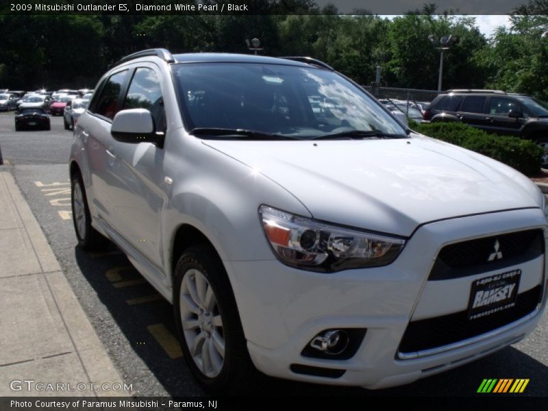 Diamond White Pearl / Black 2009 Mitsubishi Outlander ES