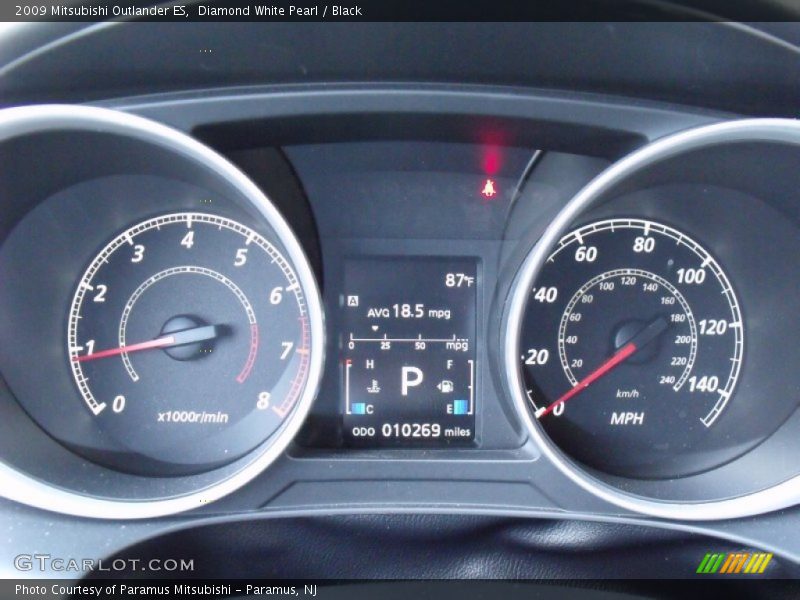 Diamond White Pearl / Black 2009 Mitsubishi Outlander ES
