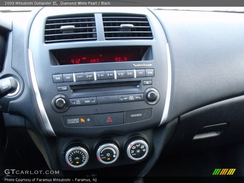 Diamond White Pearl / Black 2009 Mitsubishi Outlander ES