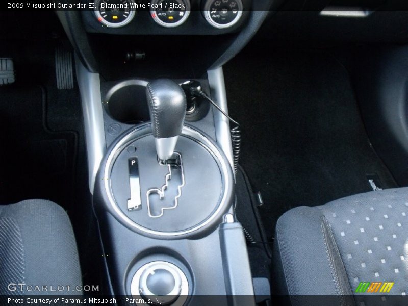 Diamond White Pearl / Black 2009 Mitsubishi Outlander ES