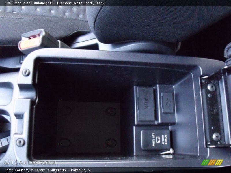 Diamond White Pearl / Black 2009 Mitsubishi Outlander ES