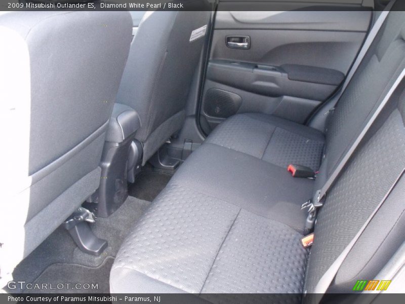 Diamond White Pearl / Black 2009 Mitsubishi Outlander ES