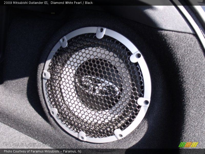 Diamond White Pearl / Black 2009 Mitsubishi Outlander ES