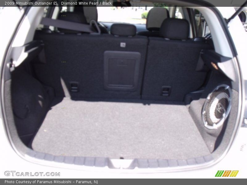 Diamond White Pearl / Black 2009 Mitsubishi Outlander ES