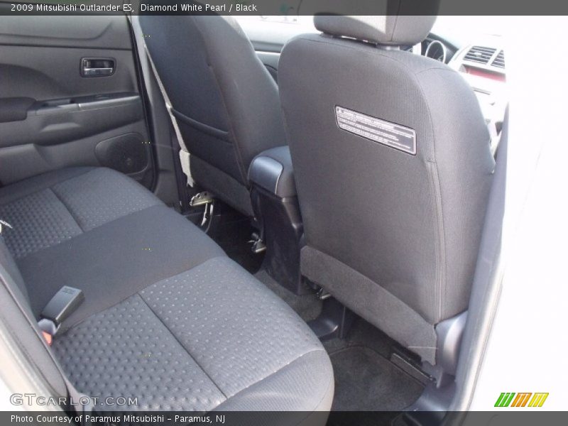 Diamond White Pearl / Black 2009 Mitsubishi Outlander ES