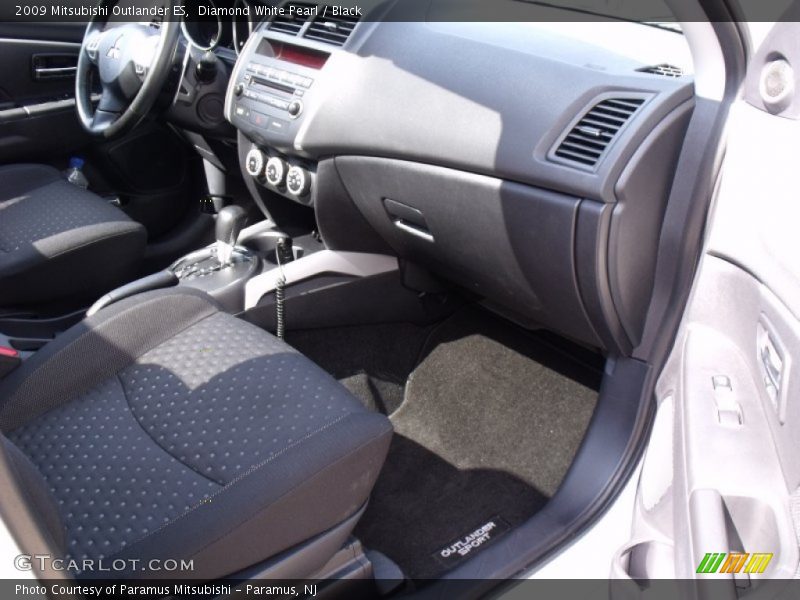 Diamond White Pearl / Black 2009 Mitsubishi Outlander ES