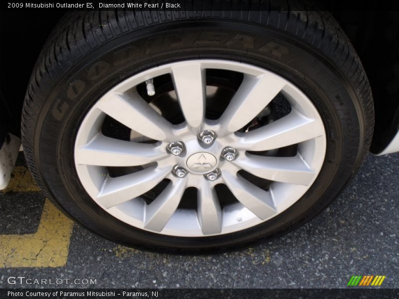 Diamond White Pearl / Black 2009 Mitsubishi Outlander ES