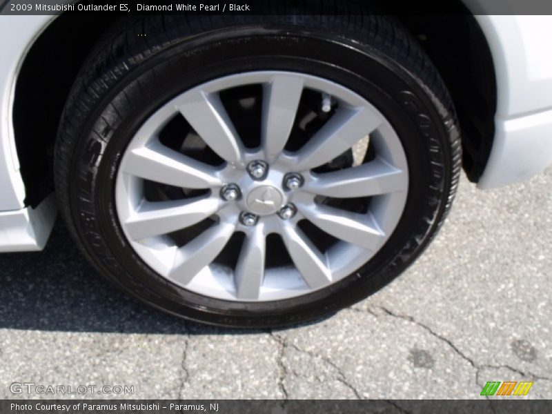 Diamond White Pearl / Black 2009 Mitsubishi Outlander ES