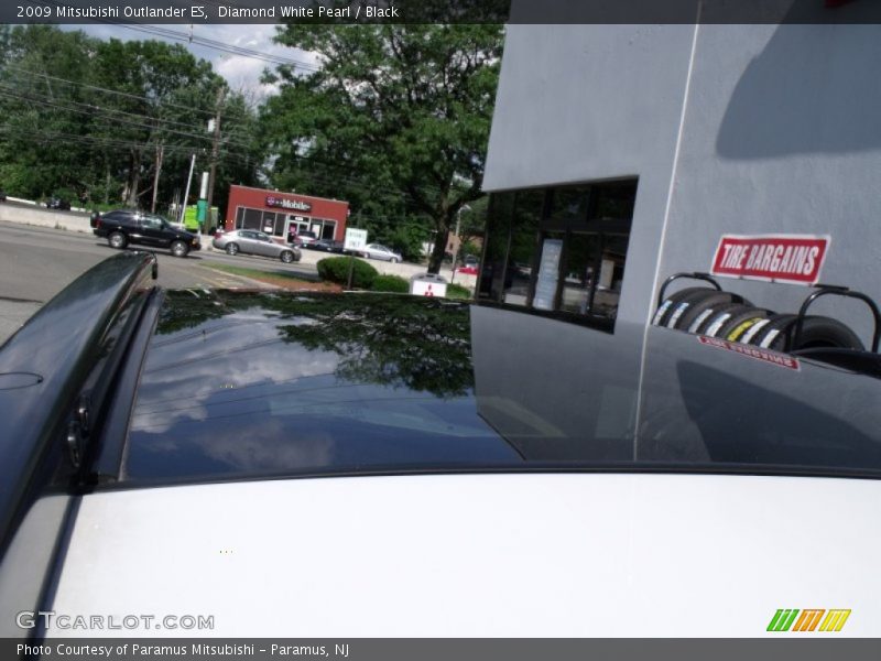 Diamond White Pearl / Black 2009 Mitsubishi Outlander ES
