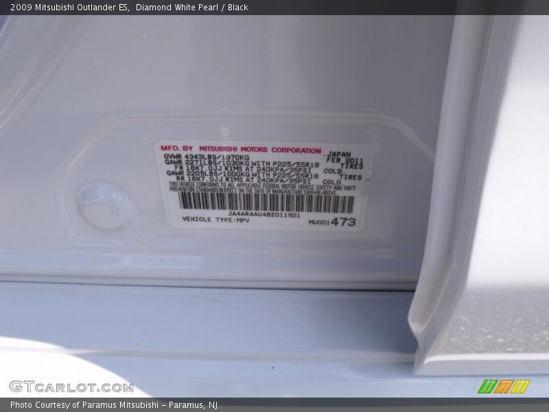 Diamond White Pearl / Black 2009 Mitsubishi Outlander ES