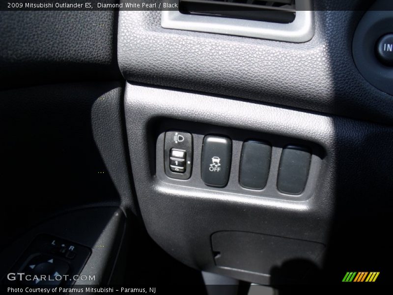 Diamond White Pearl / Black 2009 Mitsubishi Outlander ES