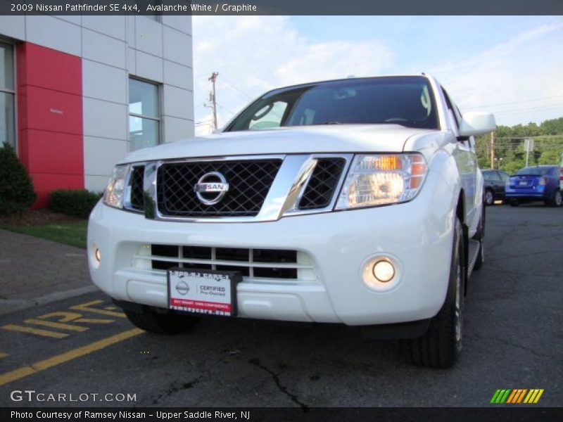 Avalanche White / Graphite 2009 Nissan Pathfinder SE 4x4