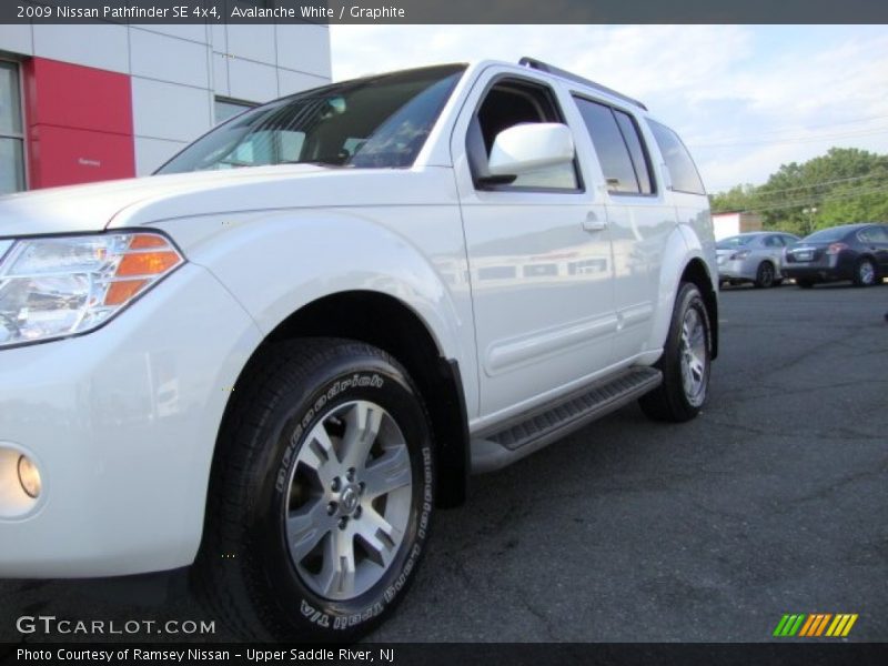 Avalanche White / Graphite 2009 Nissan Pathfinder SE 4x4