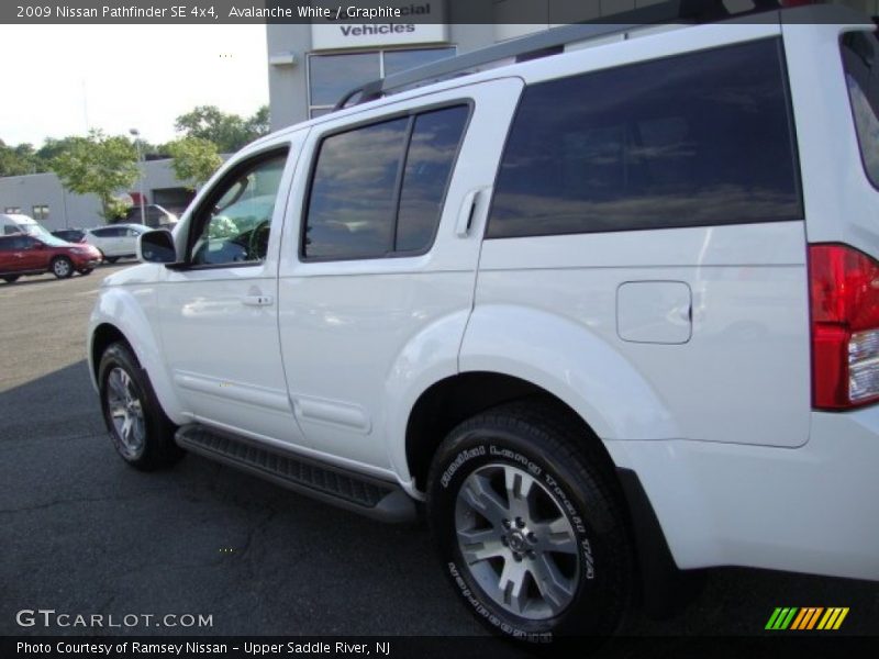 Avalanche White / Graphite 2009 Nissan Pathfinder SE 4x4