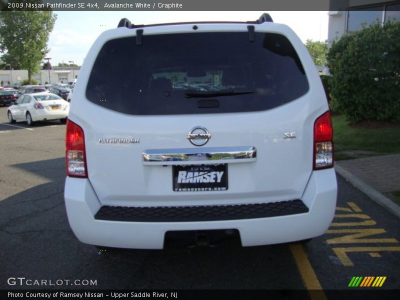 Avalanche White / Graphite 2009 Nissan Pathfinder SE 4x4