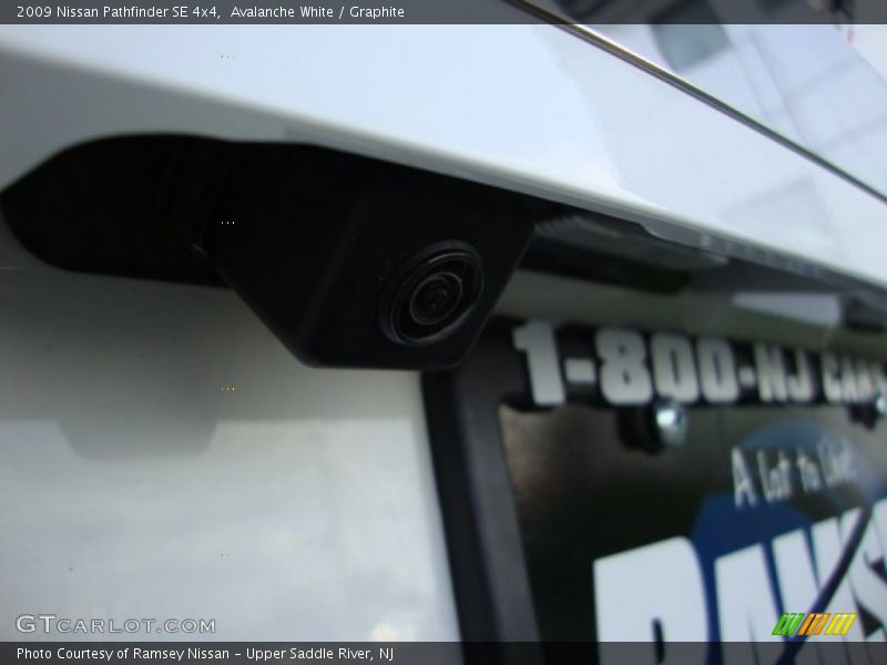 Avalanche White / Graphite 2009 Nissan Pathfinder SE 4x4