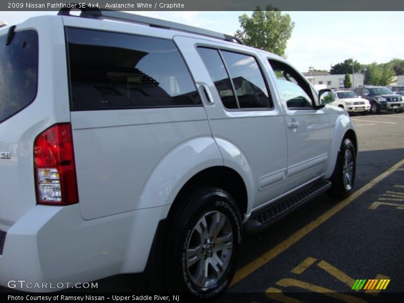 Avalanche White / Graphite 2009 Nissan Pathfinder SE 4x4