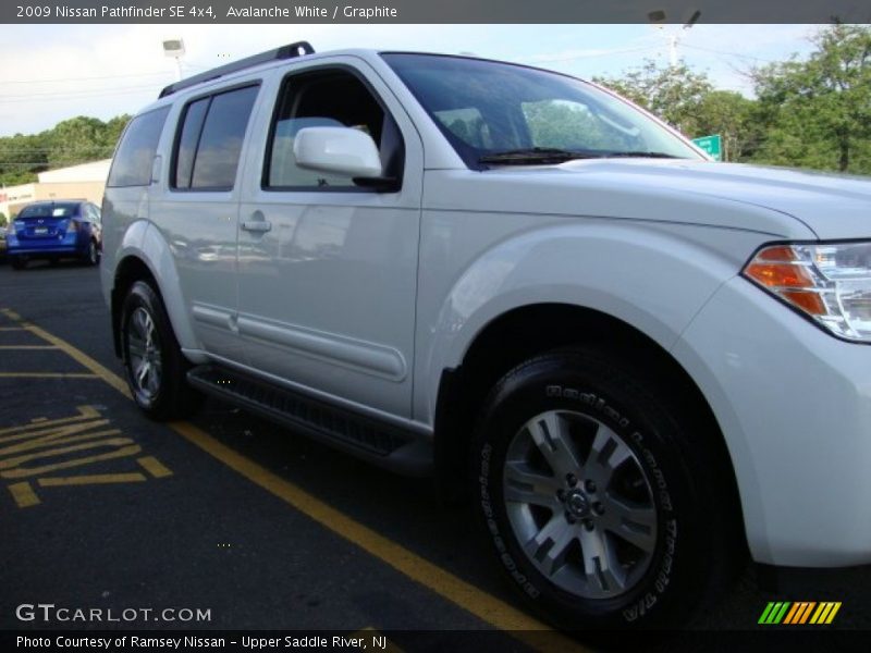 Avalanche White / Graphite 2009 Nissan Pathfinder SE 4x4