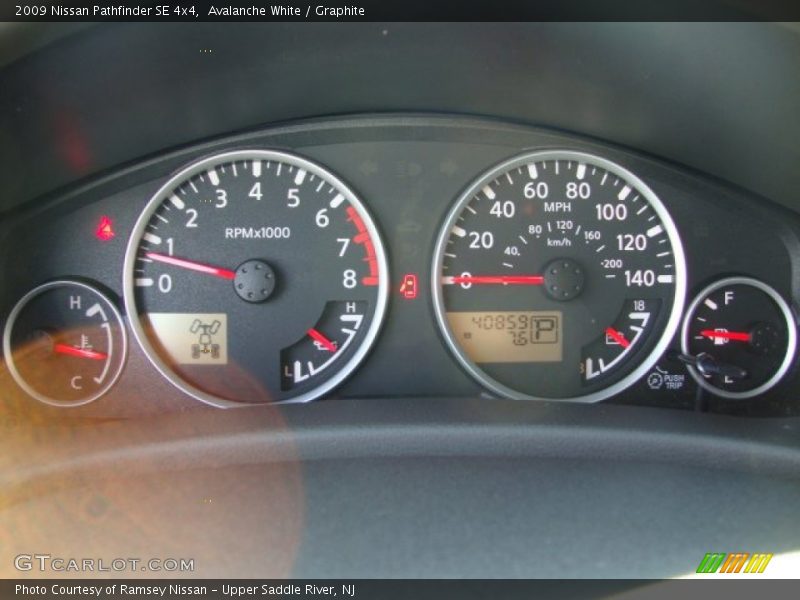 Avalanche White / Graphite 2009 Nissan Pathfinder SE 4x4